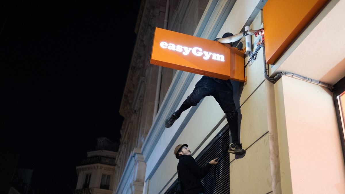Fotky: Po nocích skáčou v ulicích a bojují s Putinovou drahotou